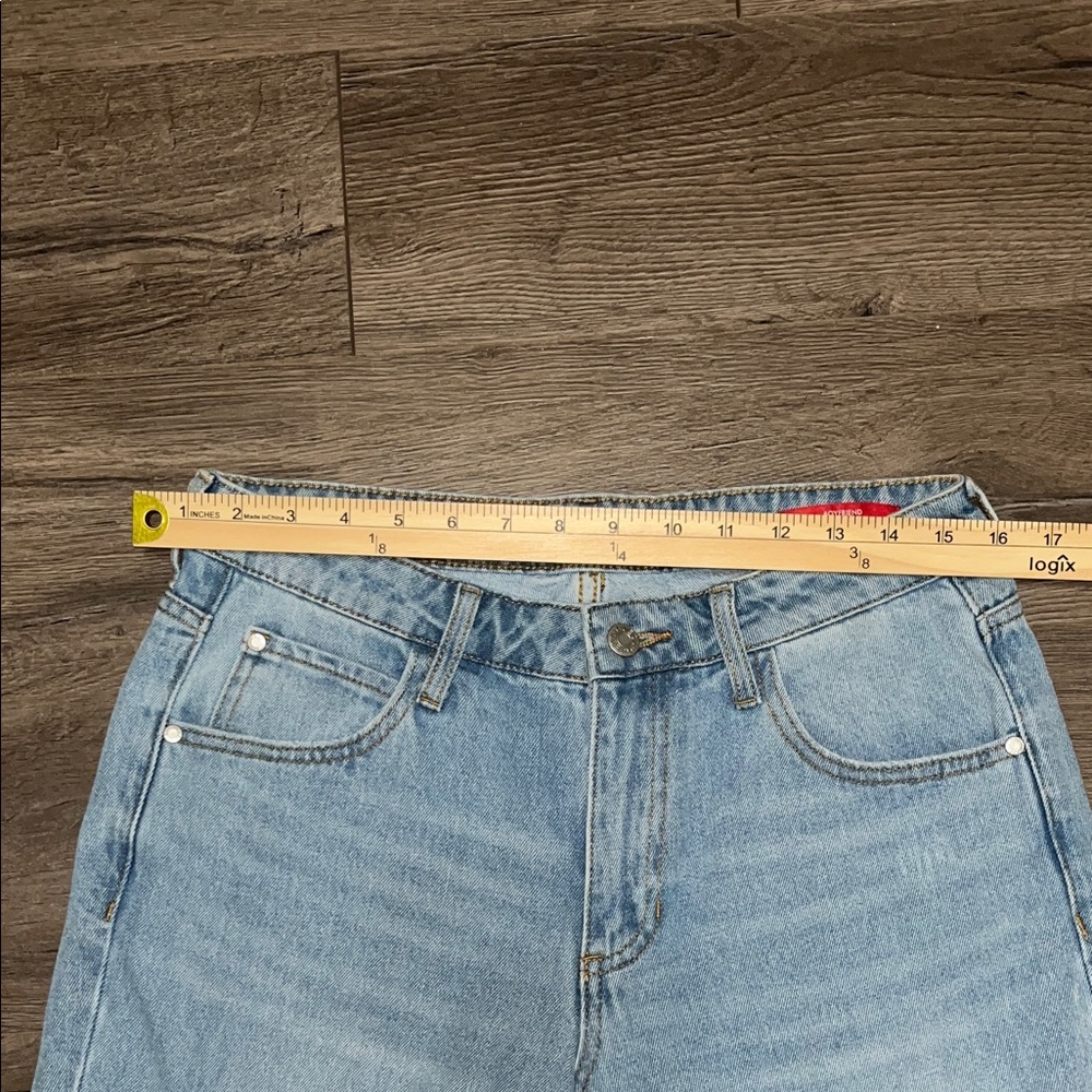 Guess "Boyfriend" fit jeans in a light-wash denim. - Picture 7 of 8